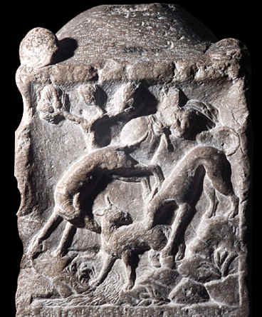Piastrella in pietra calcarea, la cui faccia superiore  una bella rappresentazione in basso rilievo di scene di movimento e di caccia.