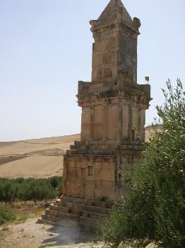 Il Mausoleo Libico-punico  un monumento alto 21 m. composto da pi piani disposti a gradino e coperti da una grande piramide. Fu costruito verso il 200 a. C. per accogliere le spoglie di un certo Ataban, principe del suo stato