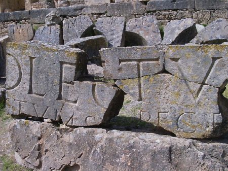 Frammenti di iscrizioni latine del frontone del teatro
