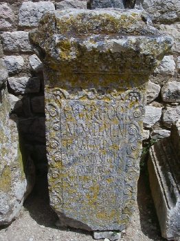 Ara con iscrizione di un patrono Marcio nella sezione bassa della cavea