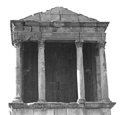 Il piano superiore presenta la forma di un piccolo tempio, con quattro colonne