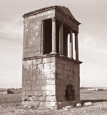 Mausoleo a due piani