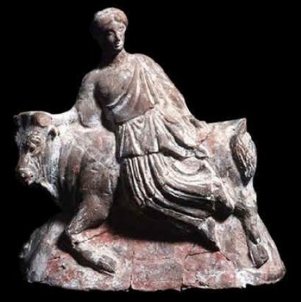 Statuetta in terracotta che rappresenta il rapimento di Europa da parte di un toro, sicuramente Giove, che si era trasformato per l'occasione