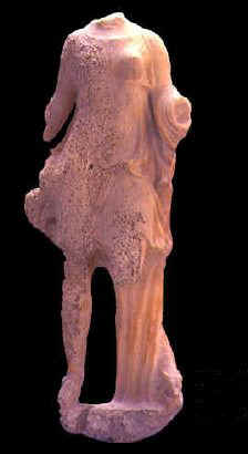 Statuetta che raffigura Artemide la dea della caccia. Il reperto proviene dagli scavi sottomarini ed  esposto al Museo del Bardo.
