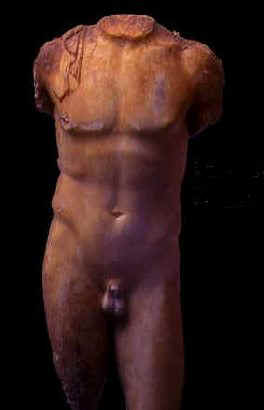 Statua che raffigura il corpo nudo di un uomo, forse un atleta. Il reperto proviene dagli scavi sottomarini ed  esposto al Museo del Bardo.