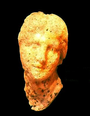 Testa in marmo di una donna satiro. Il reperto proviene dagli scavi sottomarini ed  esposto al Museo del Bardo