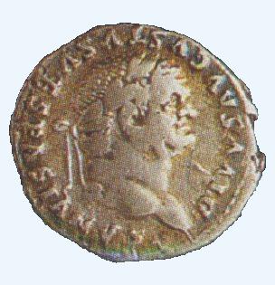 Questa moneta fu coniata tra l'80 e l'81 a Roma, dopo la deificazione dell'imperatore Vespasiano voluta dal figlio Tito. Il recto della moneta raffigura la testa cinta di alloro dell'imperatore divenuto dio e il verso una vittoria alata che presenta un trofeo