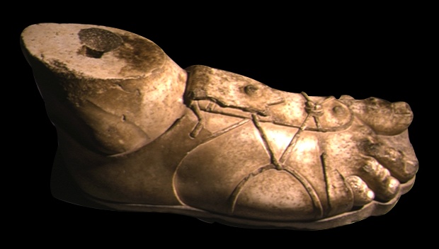 Basamento di colonna a forma di piede con le scarpe allacciate, al Museo del Bardo