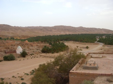 I resti del villaggio abbandonato di Tamerza fra oasi e montagne
