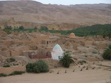 I resti del villaggio abbandonato di Tamerza fra oasi e montagne