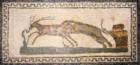 Mosaico con una tigre che azzanna un capriolo
