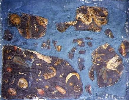 Mosaico con una rappresentazione insolita. Suolo di una camera raffigura i resti di un pasto. D'un realismo sconcertante, eseguito in modo notevole con l'ausilio di tasselli di estrema raffinatezza, questo mosaico mostra una grande variet di prodotti: gusci d'uova, teste di pesce, resti crostacei e di legumi ... L'opera  conservata al Museo del Bardo e risale al II sec. d. C.
