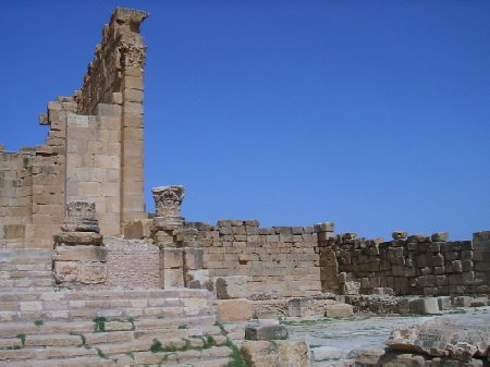 Il tempio di Giove: sullo sfondo il muro di cinta del Foro di et bizantina