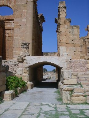 Il passaggio della strada tra il tempio di Giove e quello di Minerva