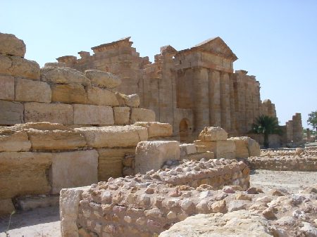 I templi della triade capitolina dalla piazza retrostante