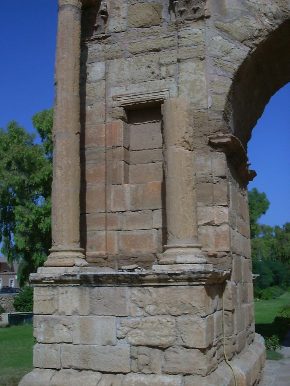 Il maestoso Arco di Diocleziano: il pilastro di sinistra spogliato delle statue