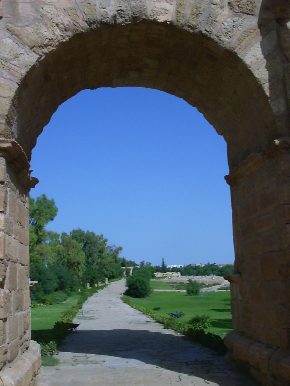 La strada che dall'arco di Diocleziano si dirige verso Sufetula
