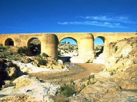 Il ponte romano in tutta la sua maestosa imponenza a guado del fiume