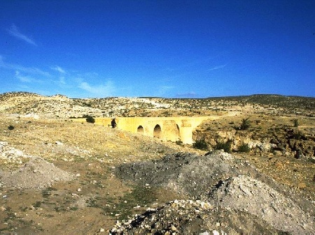 Il ponte nella arida campagna numidica