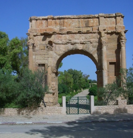Il maestoso Arco di Diocleziano: una porta aperta verso Sufetula