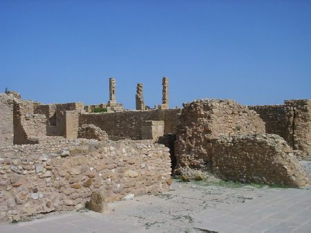 Ambienti della vasta struttura delle grandi Terme: sullo sfondo la chiesa di Servus