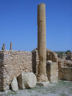 Colonnato delle grandi Terme: sullo sfondo la chiesa di Servus