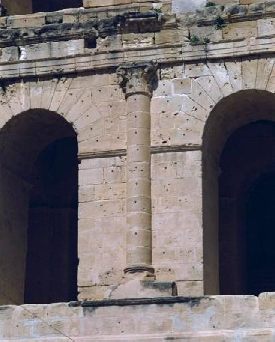 Archi e colonne esterne dell'imponente anfiteatro