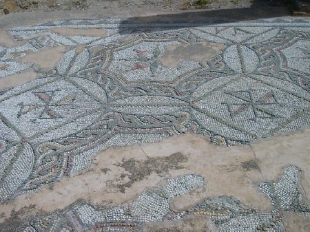I magnifici resti di mosaici geometrici della Casa di Nettuno