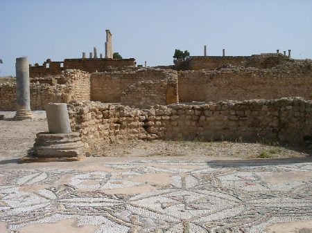 Ambienti della Casa di Nettuno con la pavimentazione a mosaico