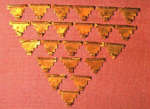 Piccoli frammenti d'oro che servivano come ornamenti di vestiti
