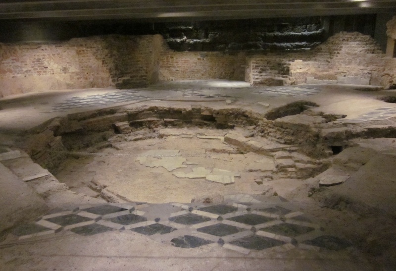 Vicolo di sant'Agostino a Milano presso la Basilica di sant'Ambrogio<