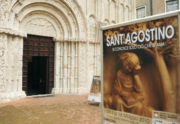 L'entrata della Mostra nella chiesa di S. Maria