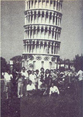 La comitiva in posa davanti alla Torre di Pisa