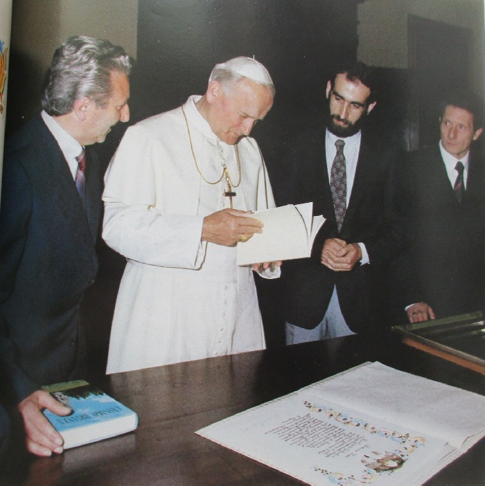 Alcuni rappresentanti dell'Associazione incontrano in udienza privata papa Giovanni Paolo II