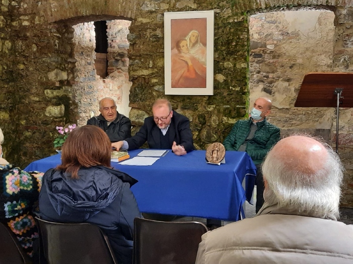 Il tavolo dei relatori nella Sala del Pellegrino: al centro Ivano Gobbato