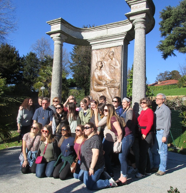 Studenti e professori del Merrimack College davanti al Monumento di S. Agostino