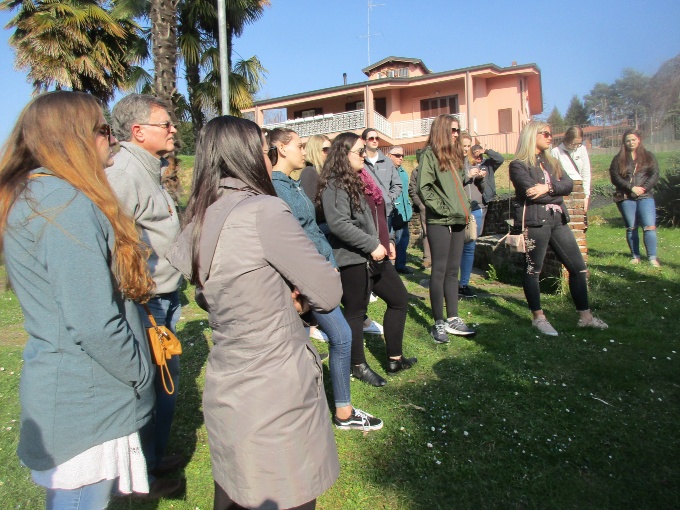 Studenti e professori del Merrimack College ascoltano le spiegazioni nel parco di S. Agostino