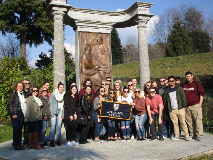 Gli ospiti del Merrimack College di Boston davanti al Monumento di Manfrini nel parco di S. Agostino