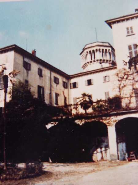 Immagine del vecchio Palazzo Pirovano-Visconti con il suo cortile-giardino interno e la torre