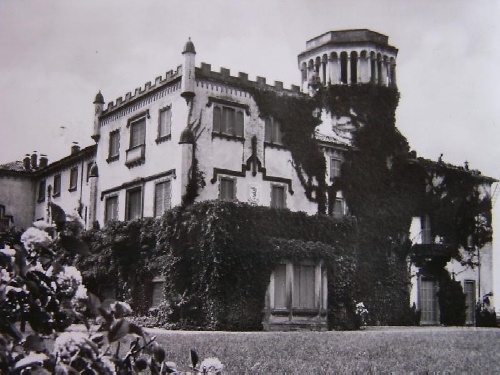 Immagine del vecchio Palazzo Pirovano-Visconti nell'Ottocento dopo la ristrutturazione in stile Tudor