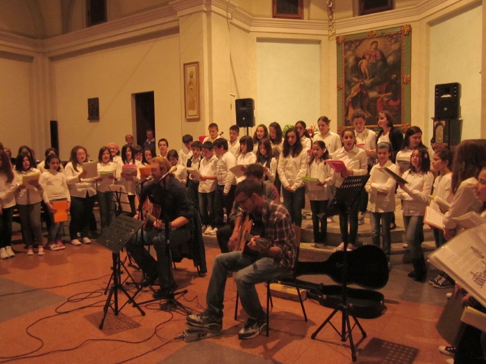 Il Coro Adeodato mentre si esibisce durante il Concerto con Gianluca Alzati e la Controvento Acoustic Band