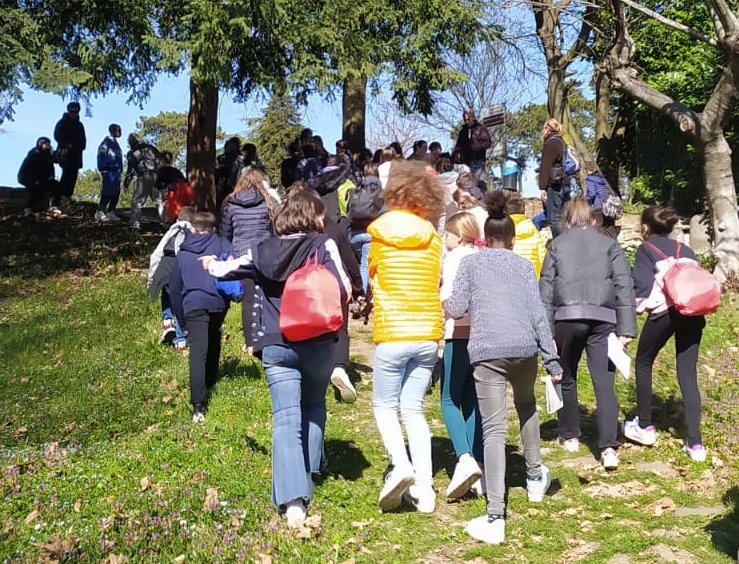 I ragazzi dal parco sant'Agostino salgono verso il parco rus Cassiciacum