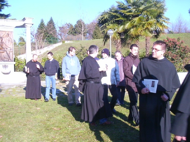 Alcuni dei monaci professi agostiniani in visita a Cassago al Parco S. Agostino