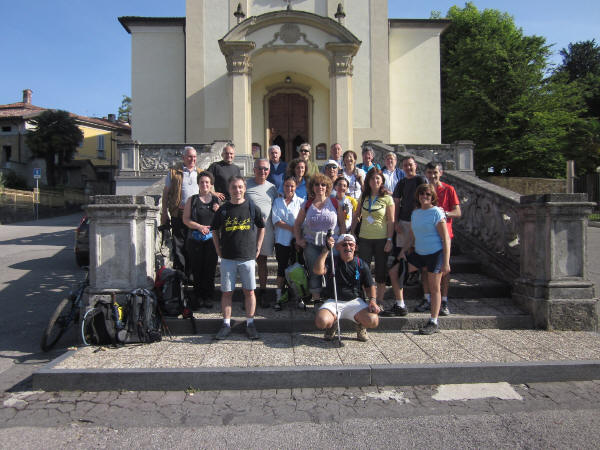 Alcuni dei pellegrini in posa per la rituale foto di gruppo prima della partenza