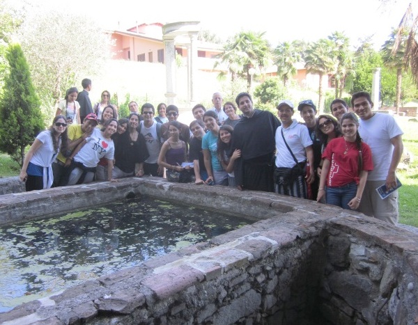 I pellegrini si riposano e si rifocillano nella sede della Associazione S. Agostino