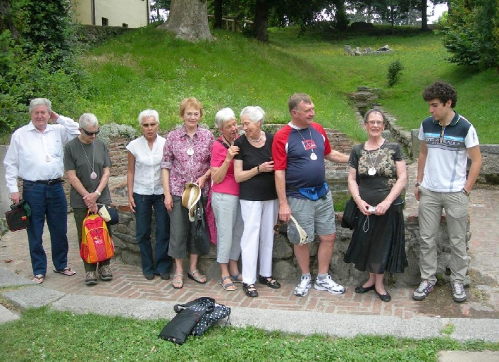 Alcuni dei pellegrini di Sidney nel parco rus storico-archeologico S. Agostino