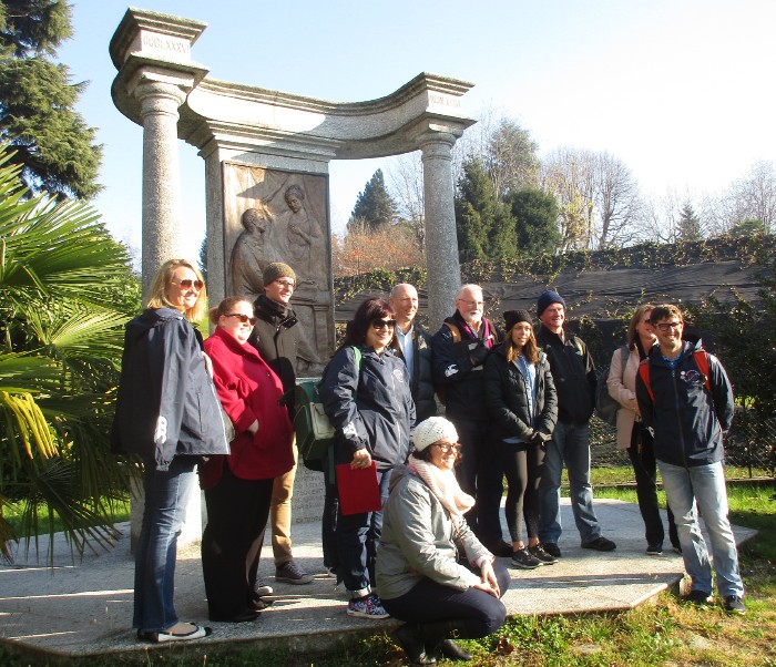 I pellegrini australiani guidati da padre Pietro Wieneke OSA in visita nel parco storico-archeologico S. Agostino