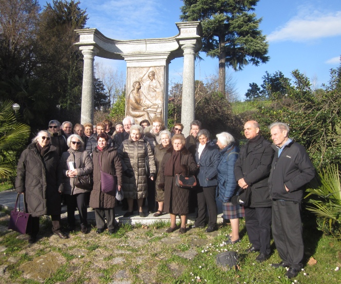 Una parte del gruppo di pellegrini da Vedano al Lambro in posa davanti al Monumento di Manfrini