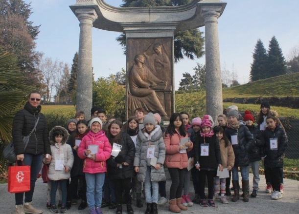 Un gruppo di ragazzi davanti al Monumento a sant'Agostino