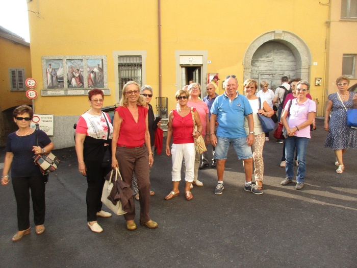 Un gruppo dei pellegrini davanti alla Sede della Associazione S. Agostino